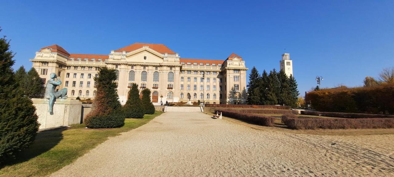 City Life Apartment Дебрецен Экстерьер фото